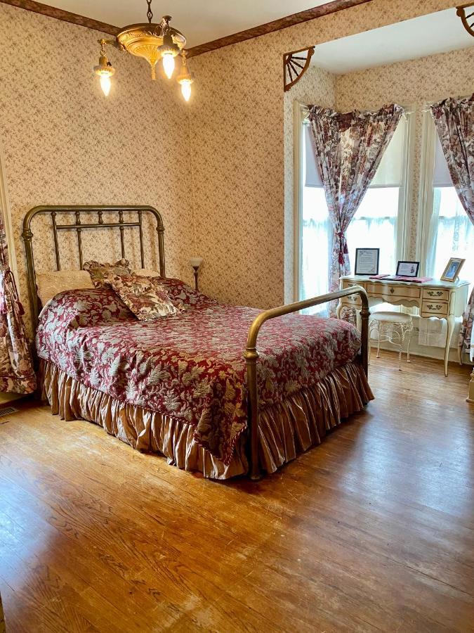 Pansy'S Parlor Bed & Breakfast โกลเดน ภายนอก รูปภาพ