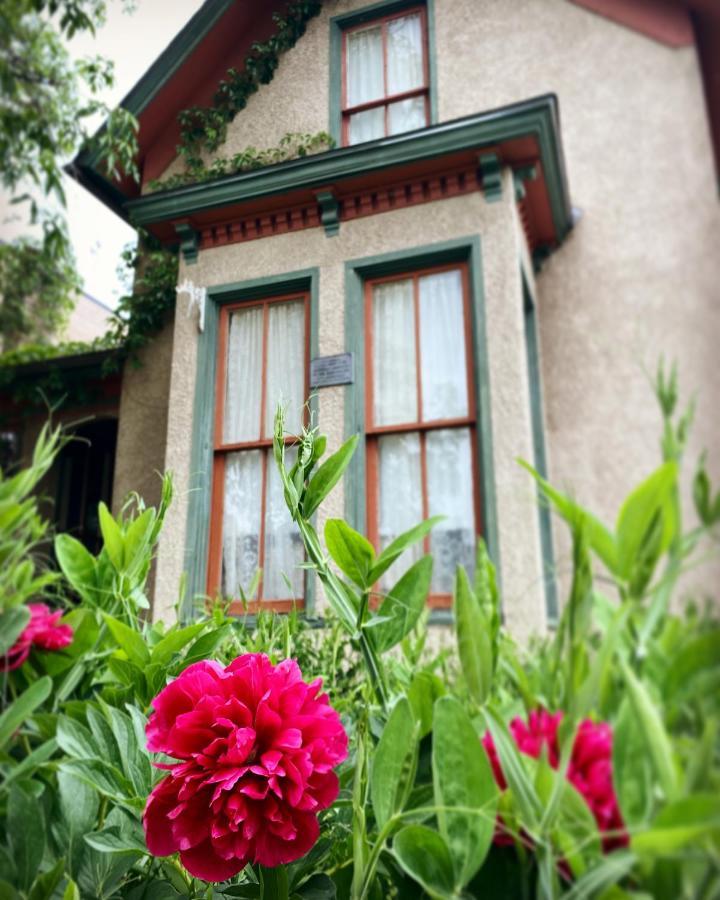 Pansy'S Parlor Bed & Breakfast โกลเดน ภายนอก รูปภาพ