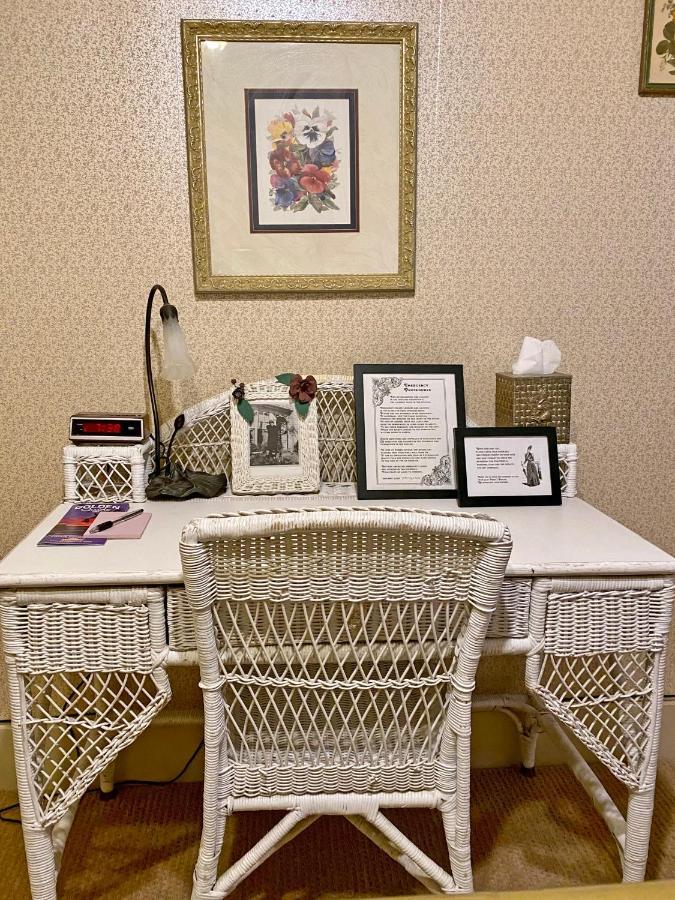 Pansy'S Parlor Bed & Breakfast โกลเดน ภายนอก รูปภาพ