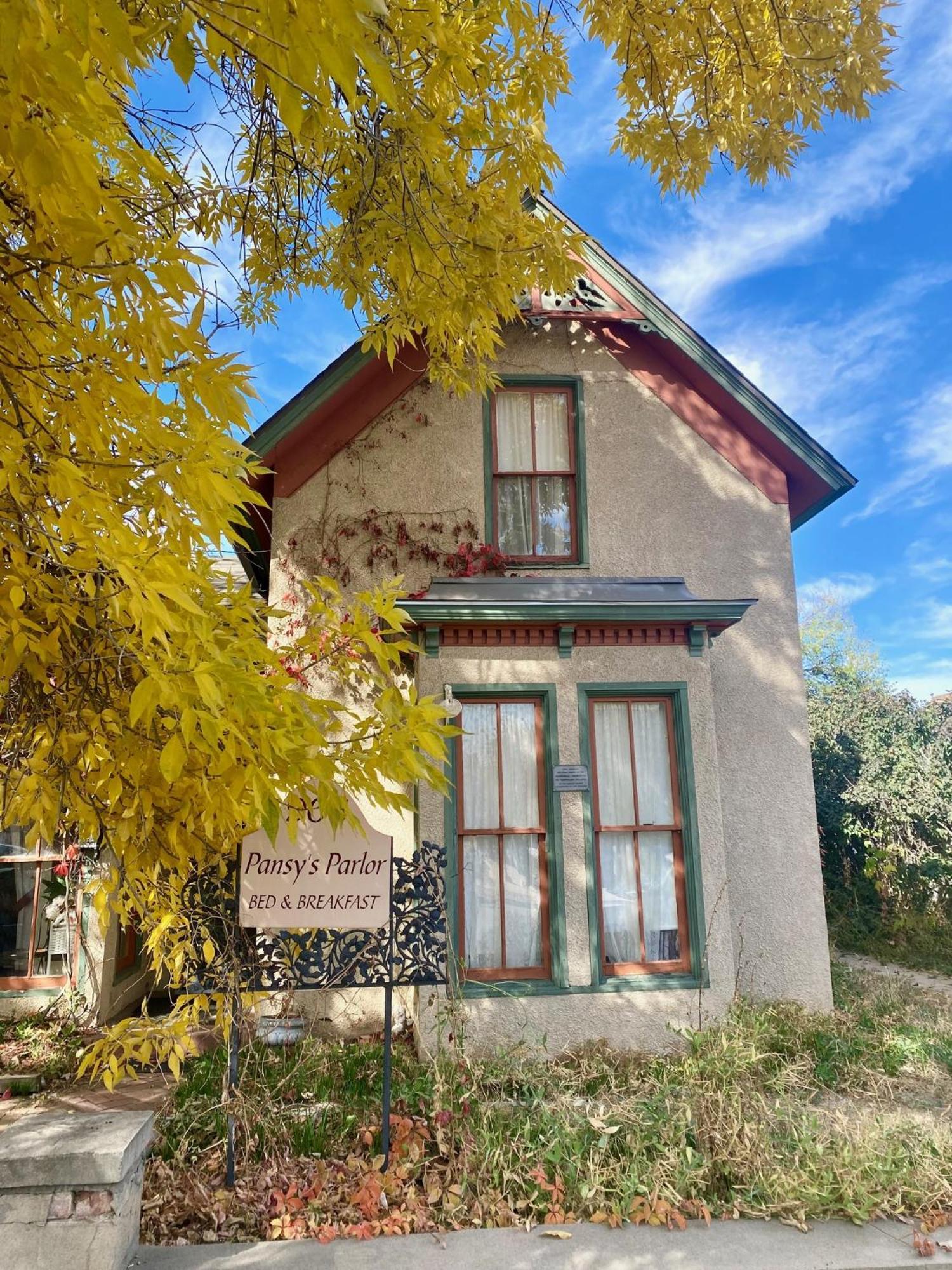 Pansy'S Parlor Bed & Breakfast โกลเดน ภายนอก รูปภาพ